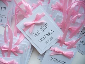 Zawieszki na alkohol weselny kokardka  AW-ZL