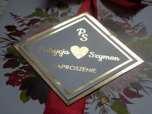 Złocone zaproszenia ślubne bordowa dalia AW-PU3