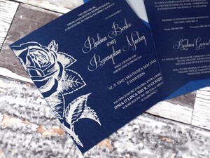 Zaproszenia granatowo-srebrne róża AW-ZSR1